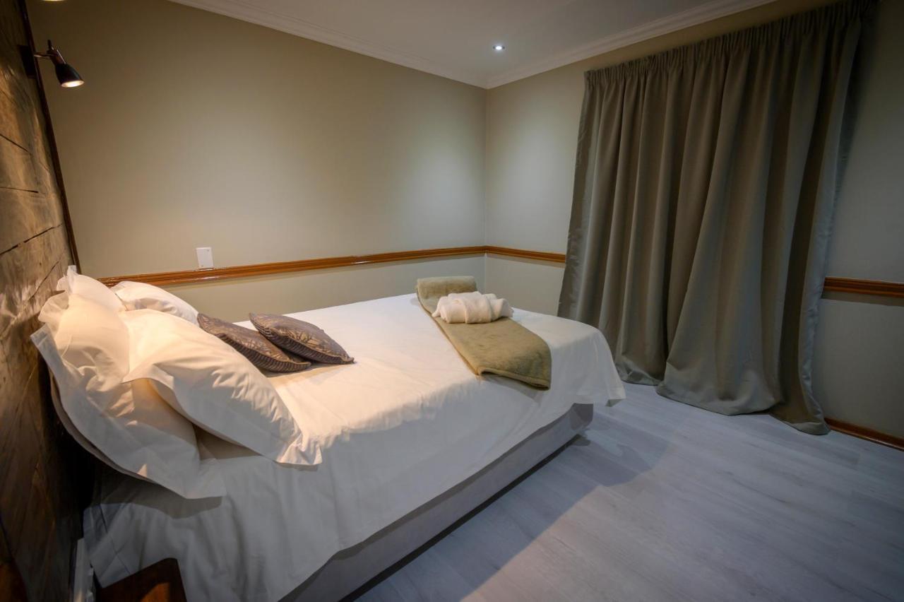 Bains Lodge Bloemfontein Bagian luar foto