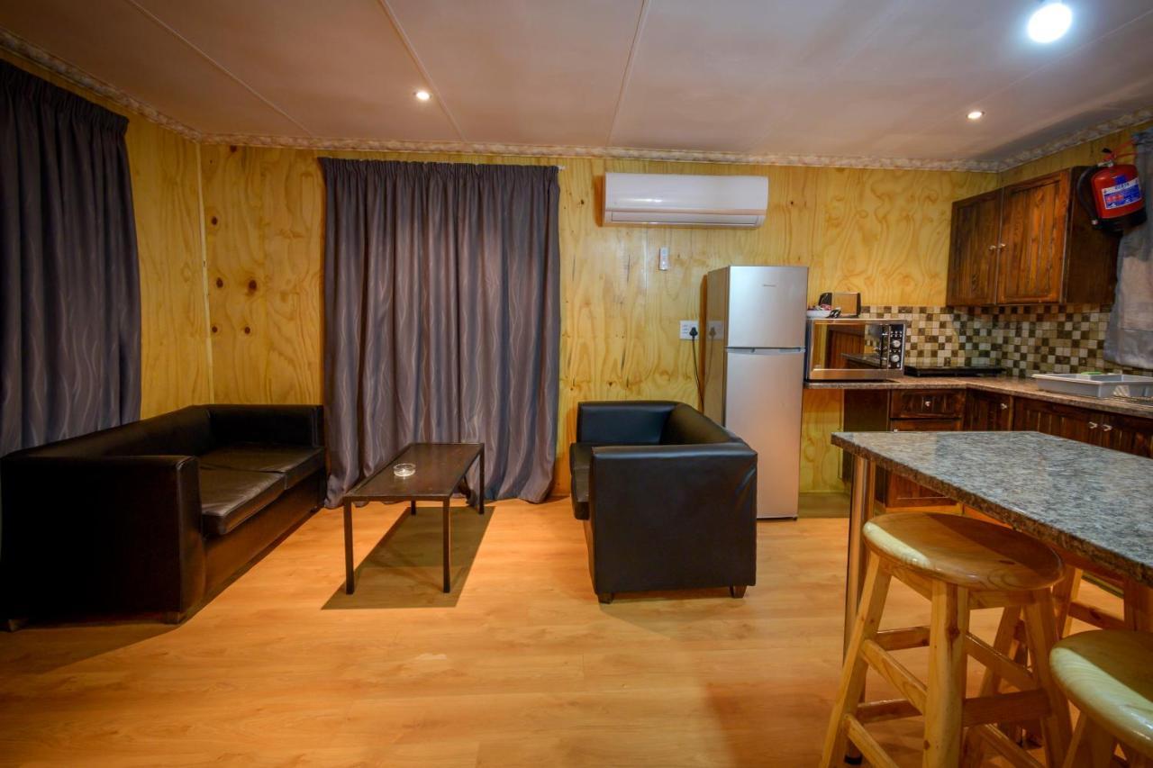 Bains Lodge Bloemfontein Bagian luar foto