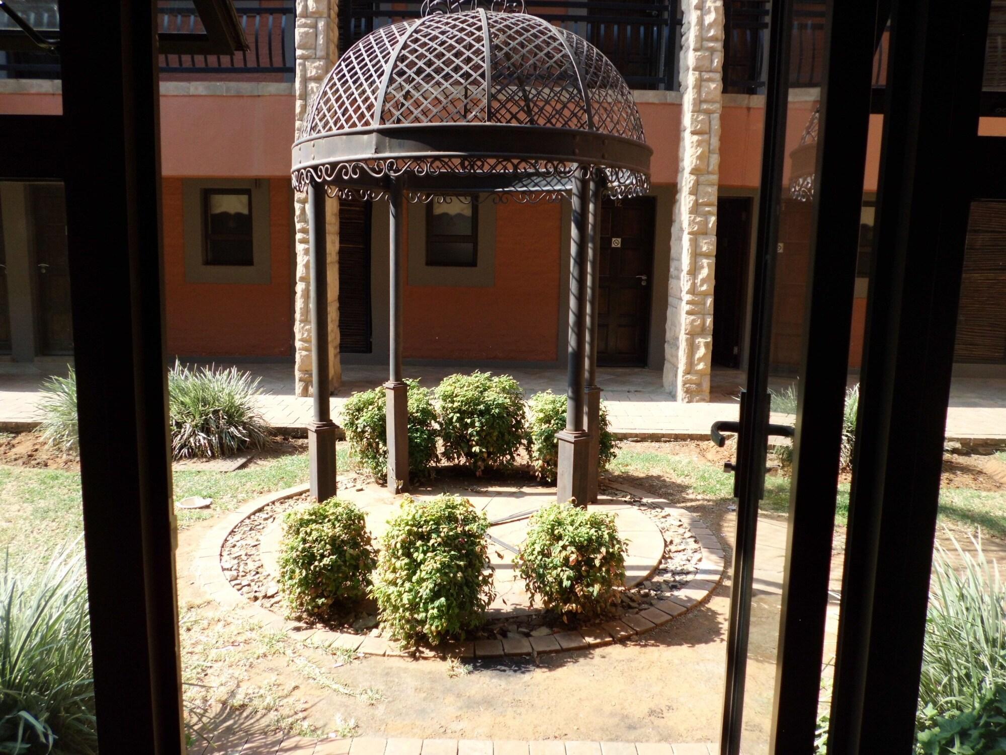 Bains Lodge Bloemfontein Bagian luar foto