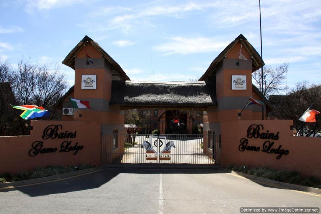 Bains Lodge Bloemfontein Bagian luar foto