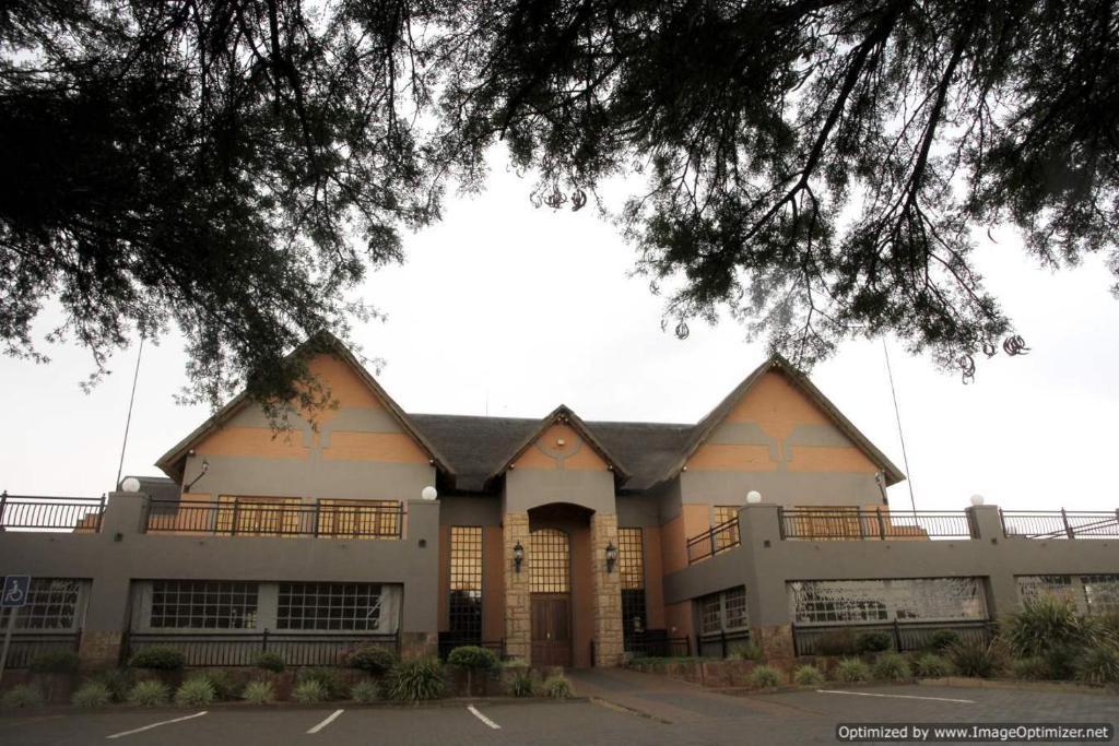 Bains Lodge Bloemfontein Bagian luar foto