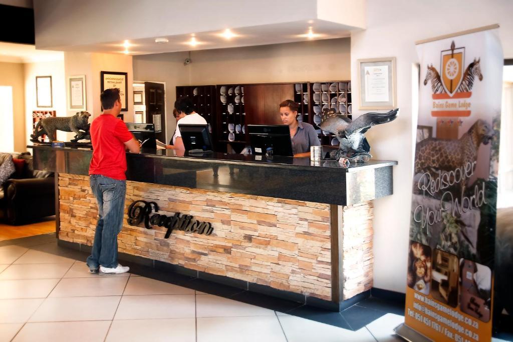 Bains Lodge Bloemfontein Bagian luar foto